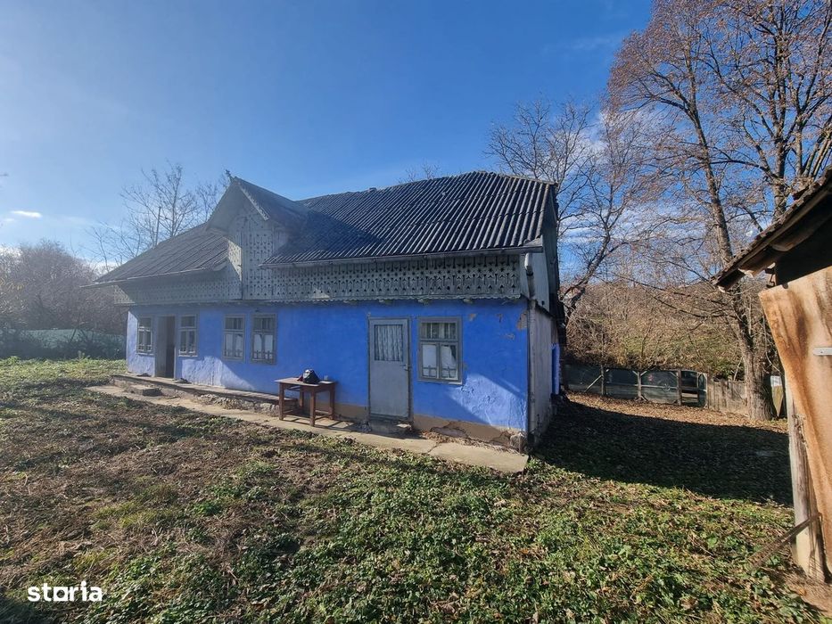 Casă bătrânească cu structură din lemn