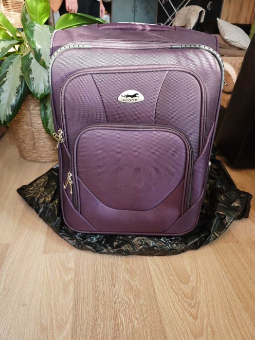 Продавам малък куфар Grand Ghepard