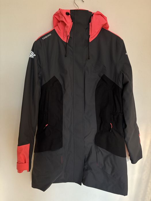 Спортно ветроходно яке. Водоустойчиво.Цвят графит/розов електрик