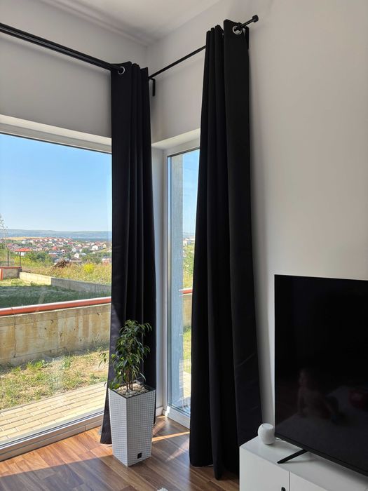 Vând set de șine pentru perdele cu toate accesoriile și draperii