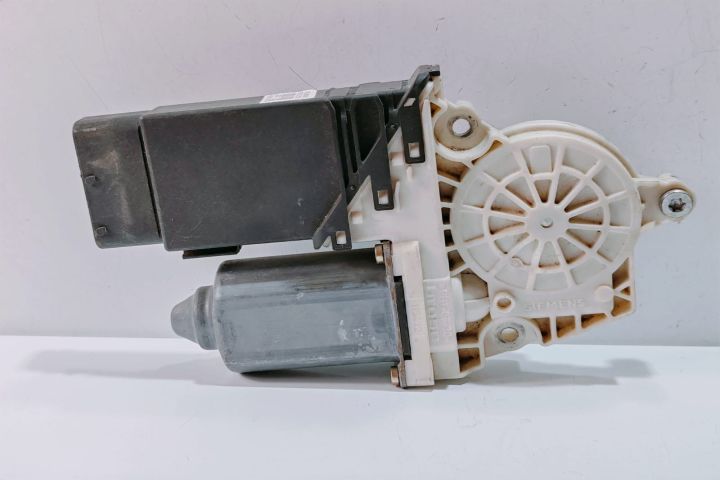 Motoras macara dreapta fata  9776105415301 / F005S00058 Volkswagen VW