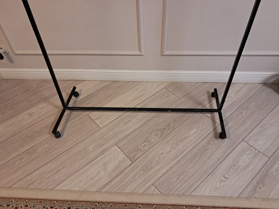 Напольная вешалка для одежды.