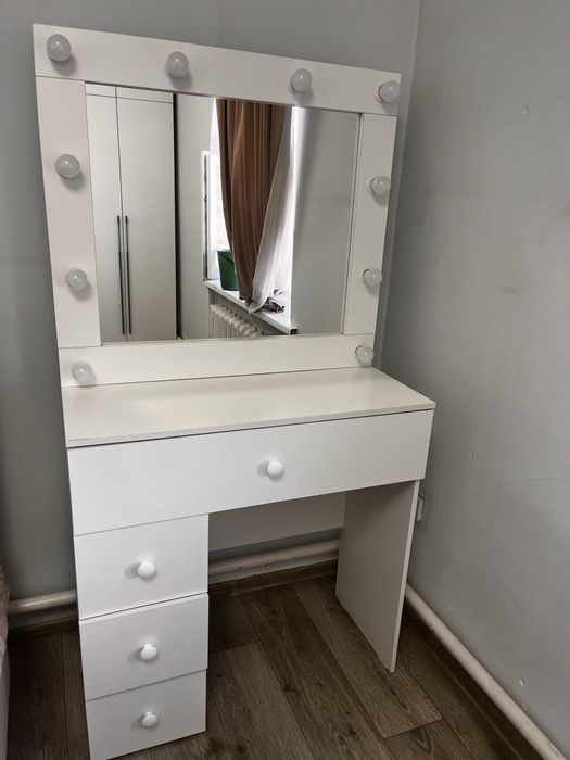 Продам туалетный столик!