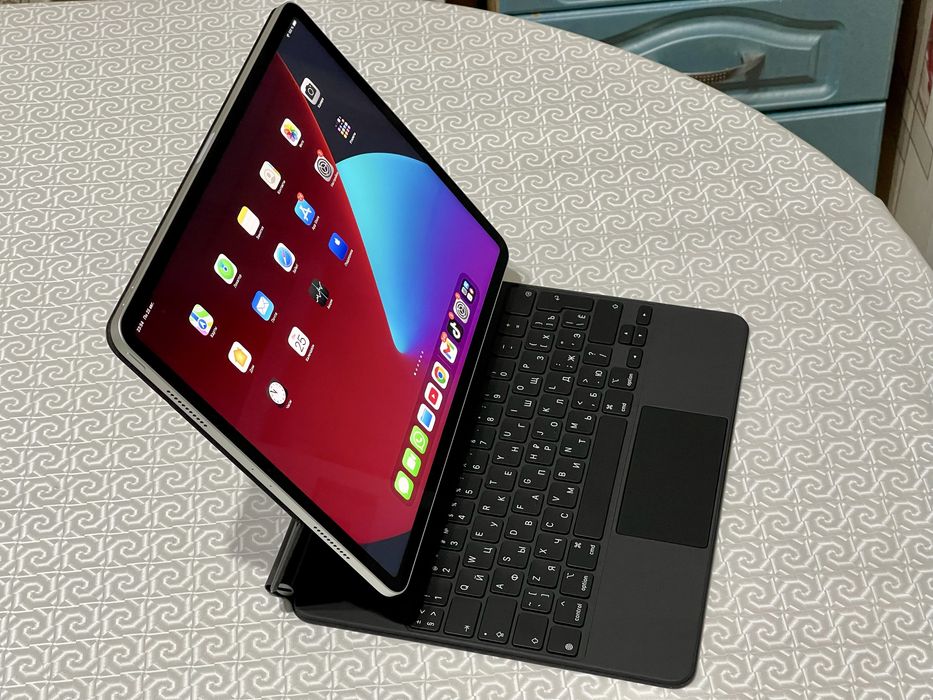 iPad Pro 12,9” / chip M1 / ram 16gb / ssd 1tb / magic keyboard / обмен