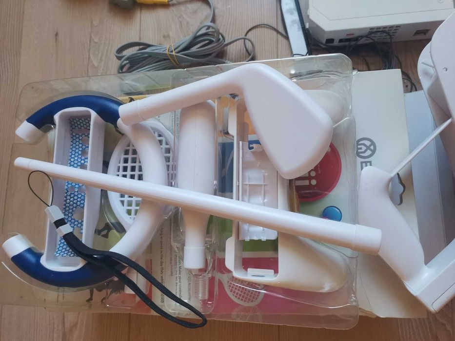 Продавам конзола Nintendo Wii с аксесоари и игри