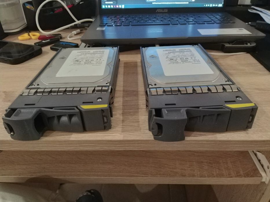 Vând X2 HDD server 300GB 15K RPM Fibre Channel Hitachi Ultrastar