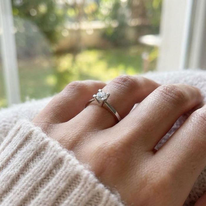 Дамски златен пръстен с диамант