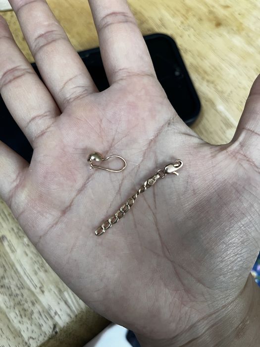 Продам сережку и кусок от ожерелья