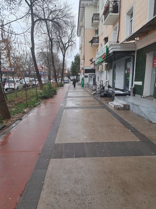 Продаётся квартира  под нежилое ( в доль дороги)