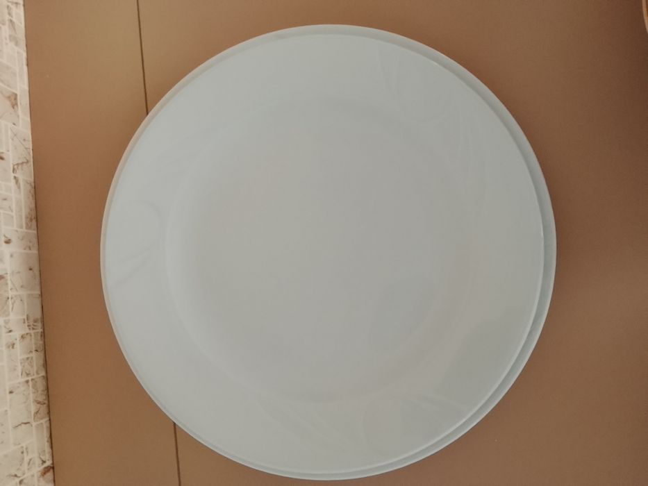 Продам тарелки 4 шт большие