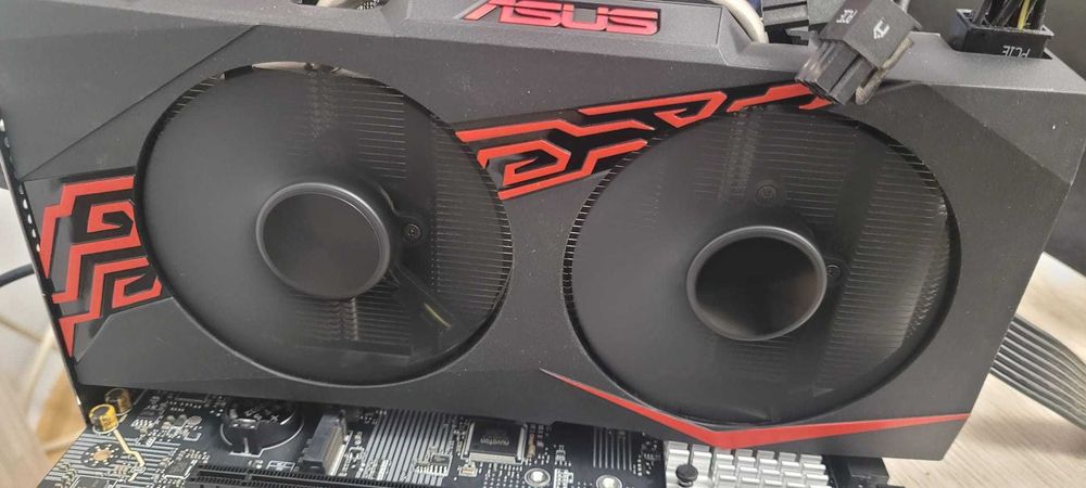 Placă Video ASUS GeForce GTX 1070, 8GB GDDR5 – Performanță și Fiabilitate