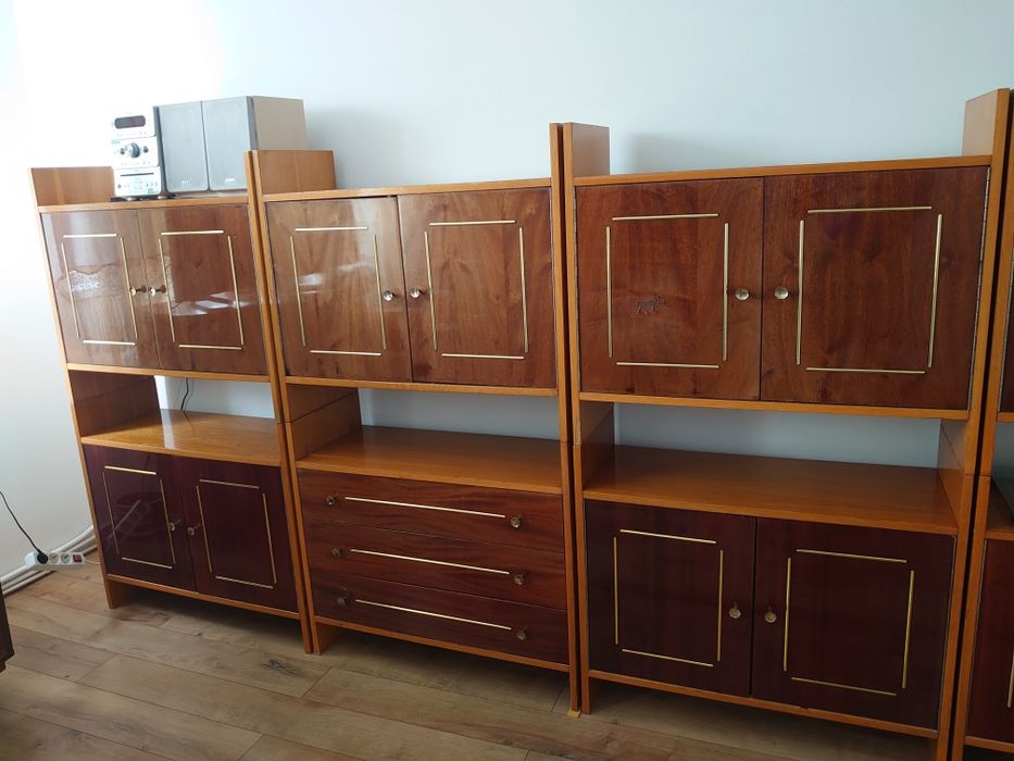 Biblioteca cu rafturi, sertare și bar .