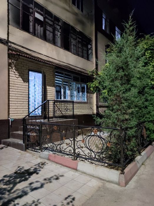 Srochni sotaman  qoyliq massif 2 - 1 etaj 3 xonali evro remont