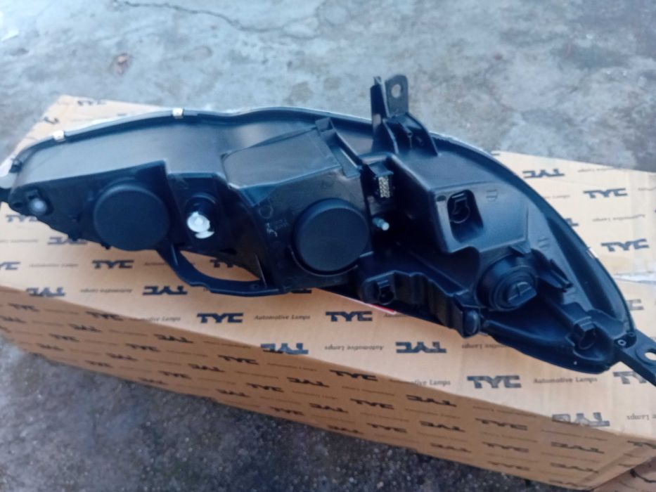 Фар Пежо 407 НОВ