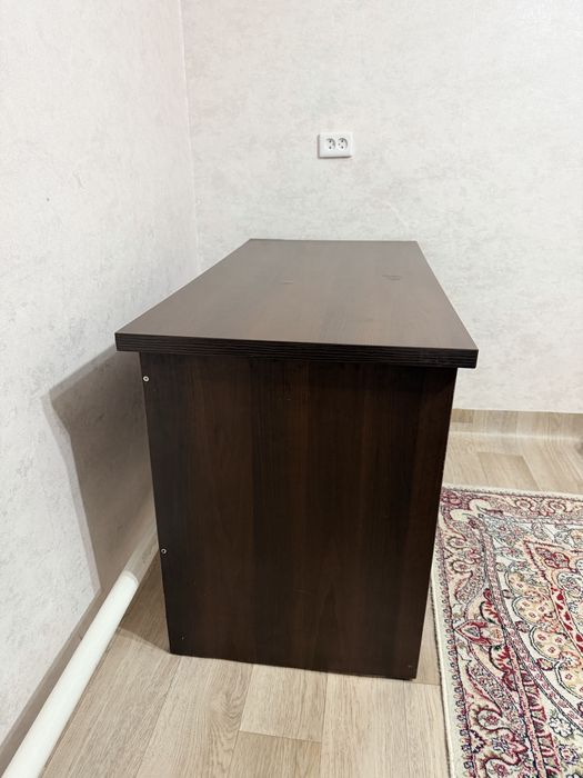Стол письменный.