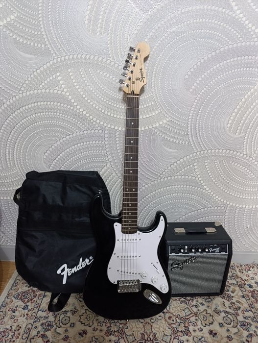 электрогитара Squier Stratocaster с комбиком вместе
