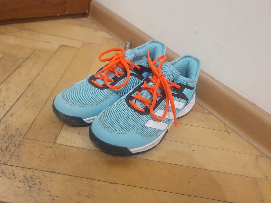 Маратонки за тенис за всички видове кортове на Адидас