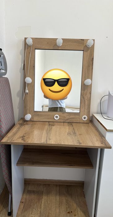 Продам косметический стол и Зеркало