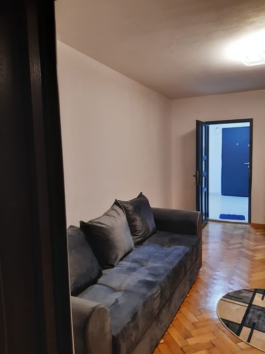 Vand apartament 2 camere semidecomandat caransebes
