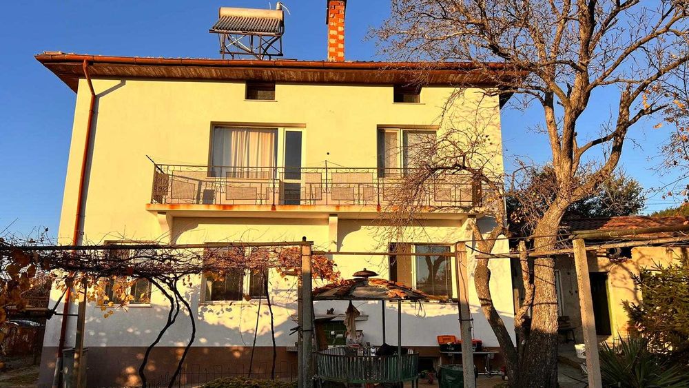 ПРОДАВА СЕ: Просторна двуетажна къща с двор и чудесна локация!