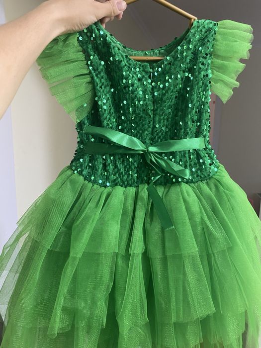 Продам платье на 4-6 лет, новогоднее, красивое