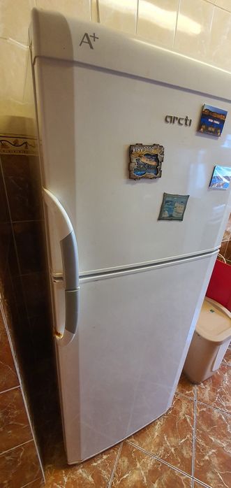 Vând frigider Artic+ cu două uși