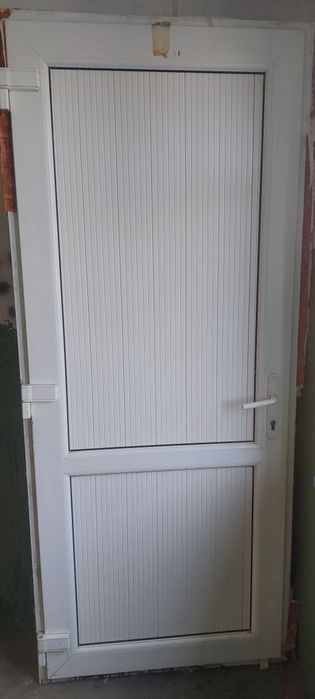 Продам дверь пластиковая входная
