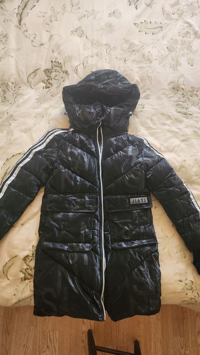 Продам куртку для девочек