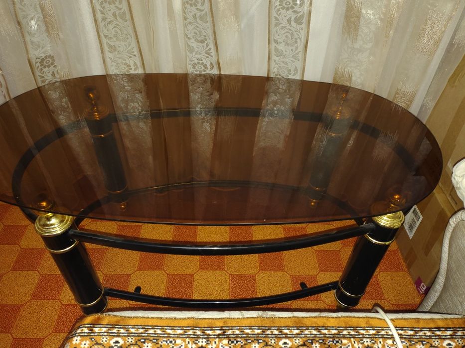 Стеклянный журнальный столик