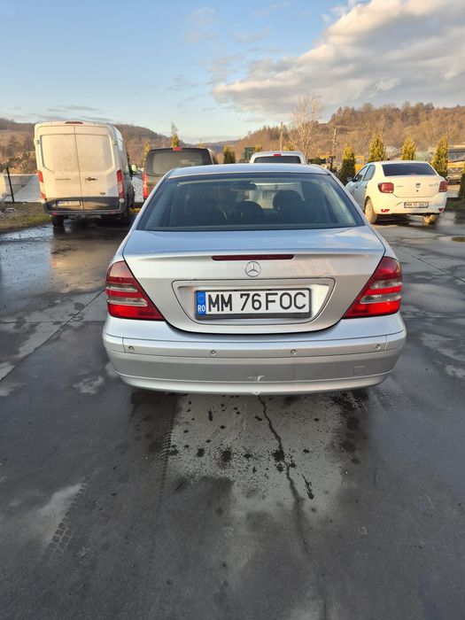 Vând Mercedes C-Class W203