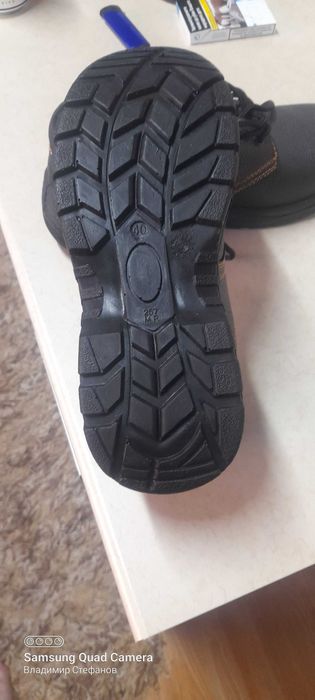 Работни обувки с метални бомбета, и метална подметка.