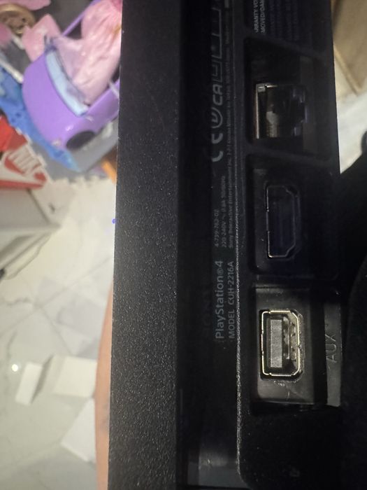 Продавам много запазен Ps4 slim +игрите