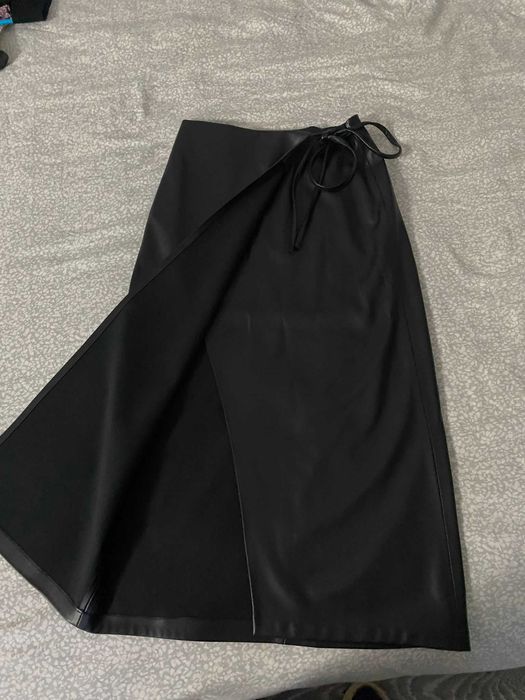 Fusta midi din piele Stradivarius