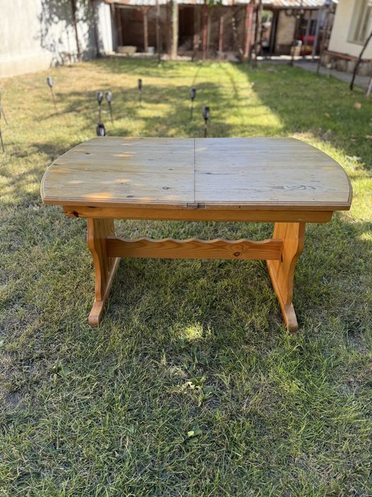 Дървена градинска маса