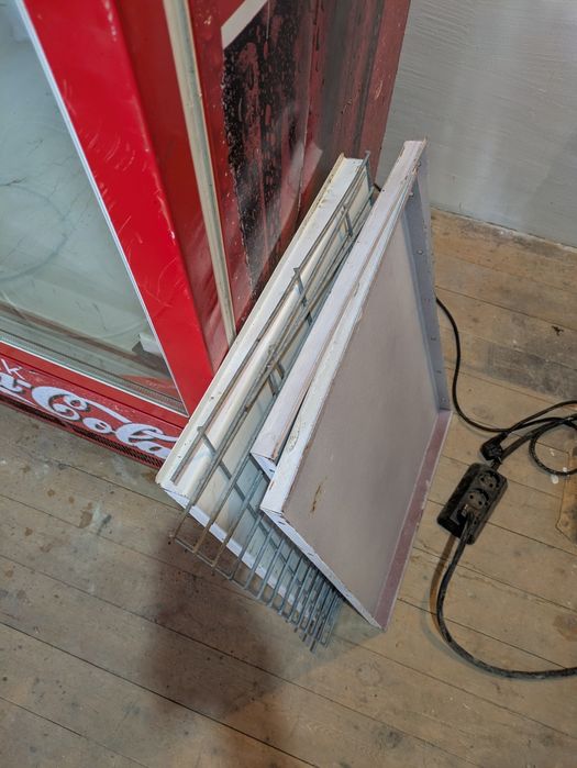Продавам професионална хладилна витрина на Coca Cola.