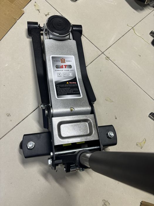 Домкрат. Домкрат гидравлический подкатной.