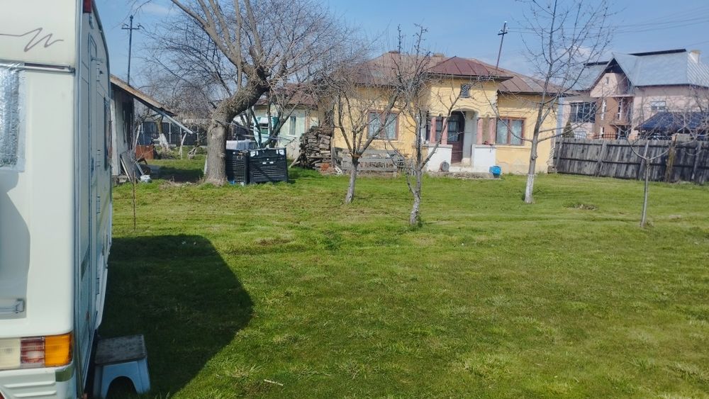 Vând casa bătrânească cu teren 1425 mp in Oarja,jud Arges.