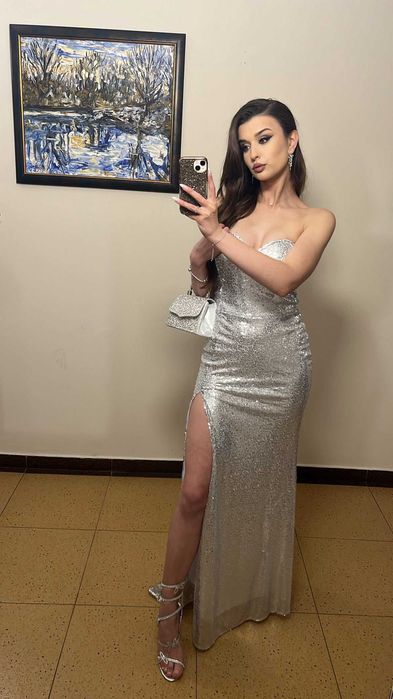 Дълга елегантна официална сребърна рокля бюстие с пайети и цепка