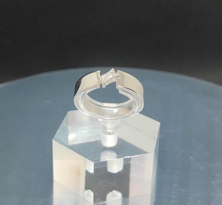 Халка от 14к бяло злато с диамант багета 0.20 ct