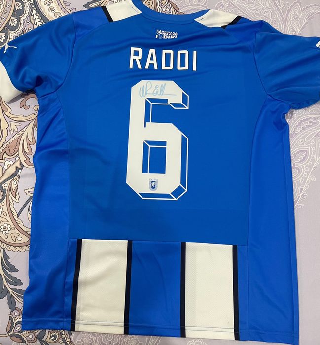 Tricou cu semnatura lui Radoi si Tricou Rapid