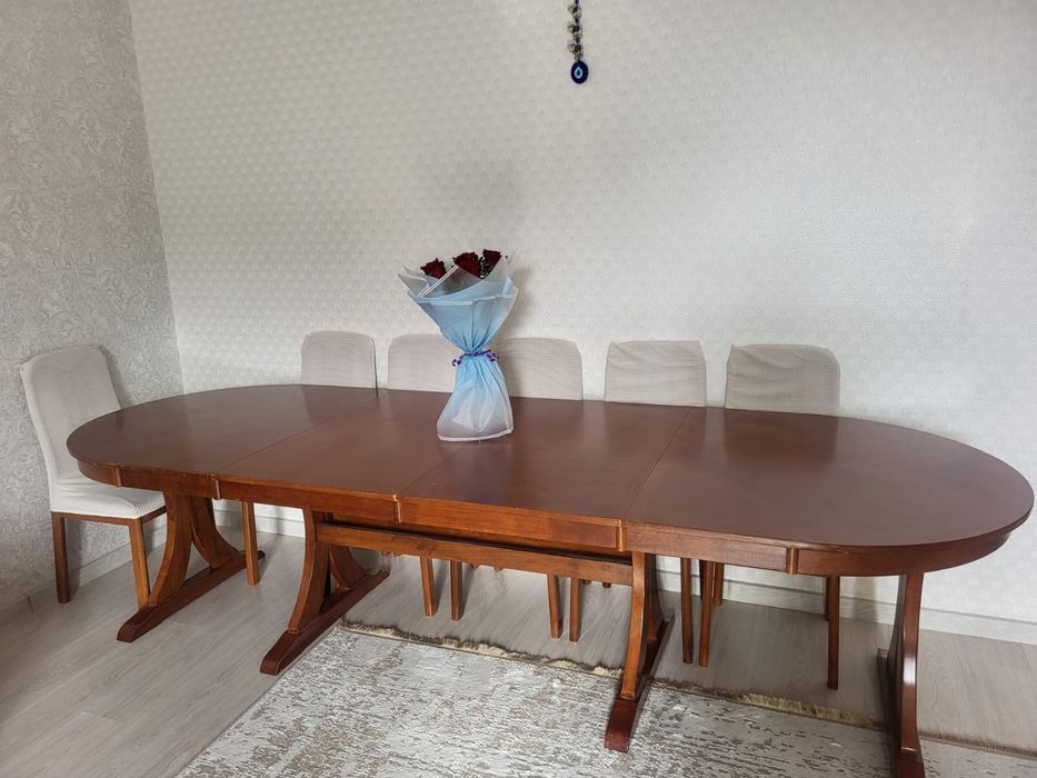 Стол и шесть стульев