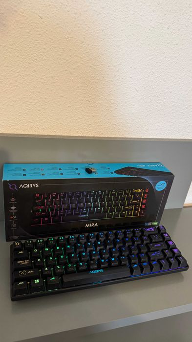 Tastatură Gaming Wireless mecanica AQIRYS Mira, Bluetooth, USB, Layout US, negru, folosită