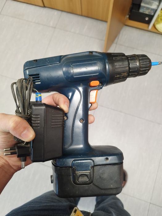 Шурупаверт акумуляторный.