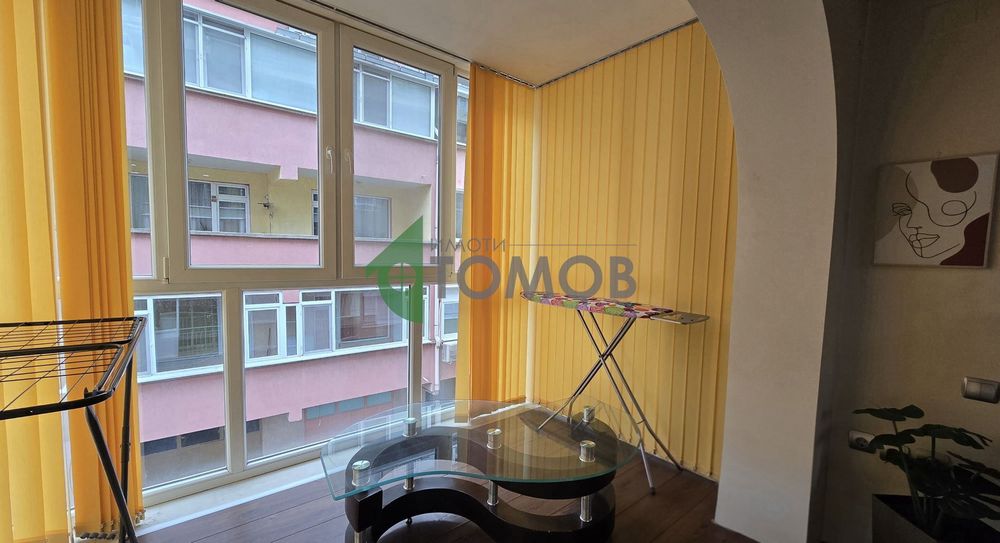 Прекрасно обзаведен тристаен апартамент в кв. Билла 1