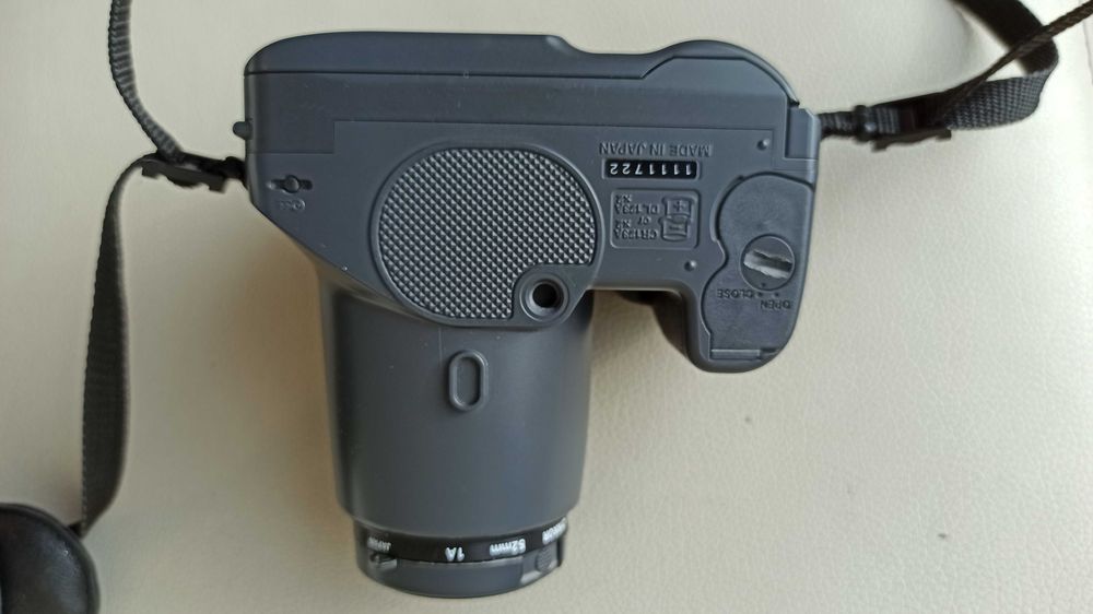 Продавам  ЛЕНТОВ фотоапарат ,,Olimpus'' IS 100