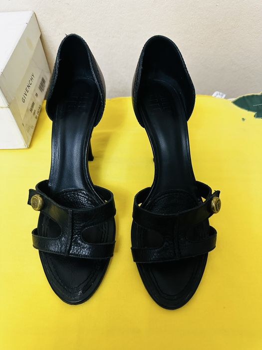 Фирменные туфли (босоножки) 38 размер.GlIVENCHY.