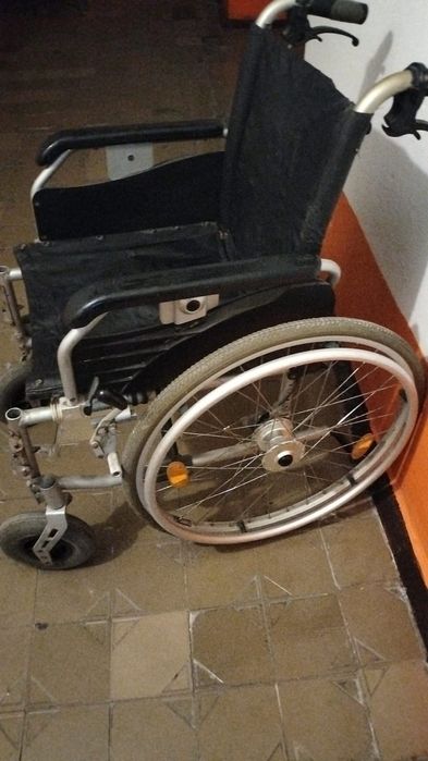 Продам б/у инвалидную коляску
