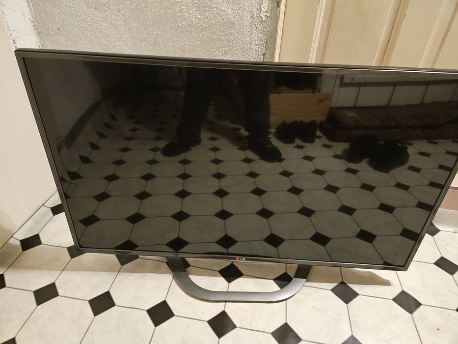 42 инчов телевизор LG 42LA620S с проблем