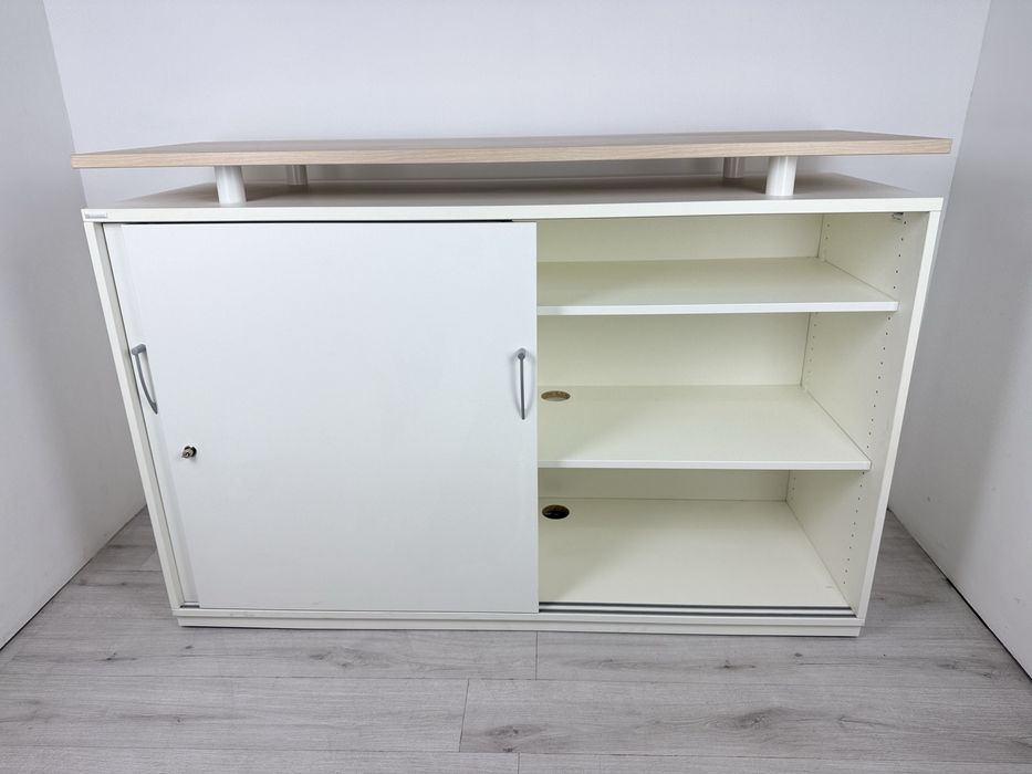 Шкаф / Етажерка с плъзгащи врати подходящ за рецепция офис или архив