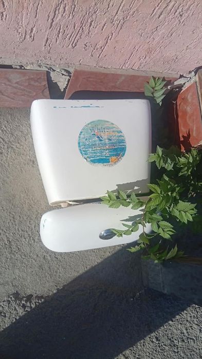 Продается унитаз, с крышкой,  без бочка